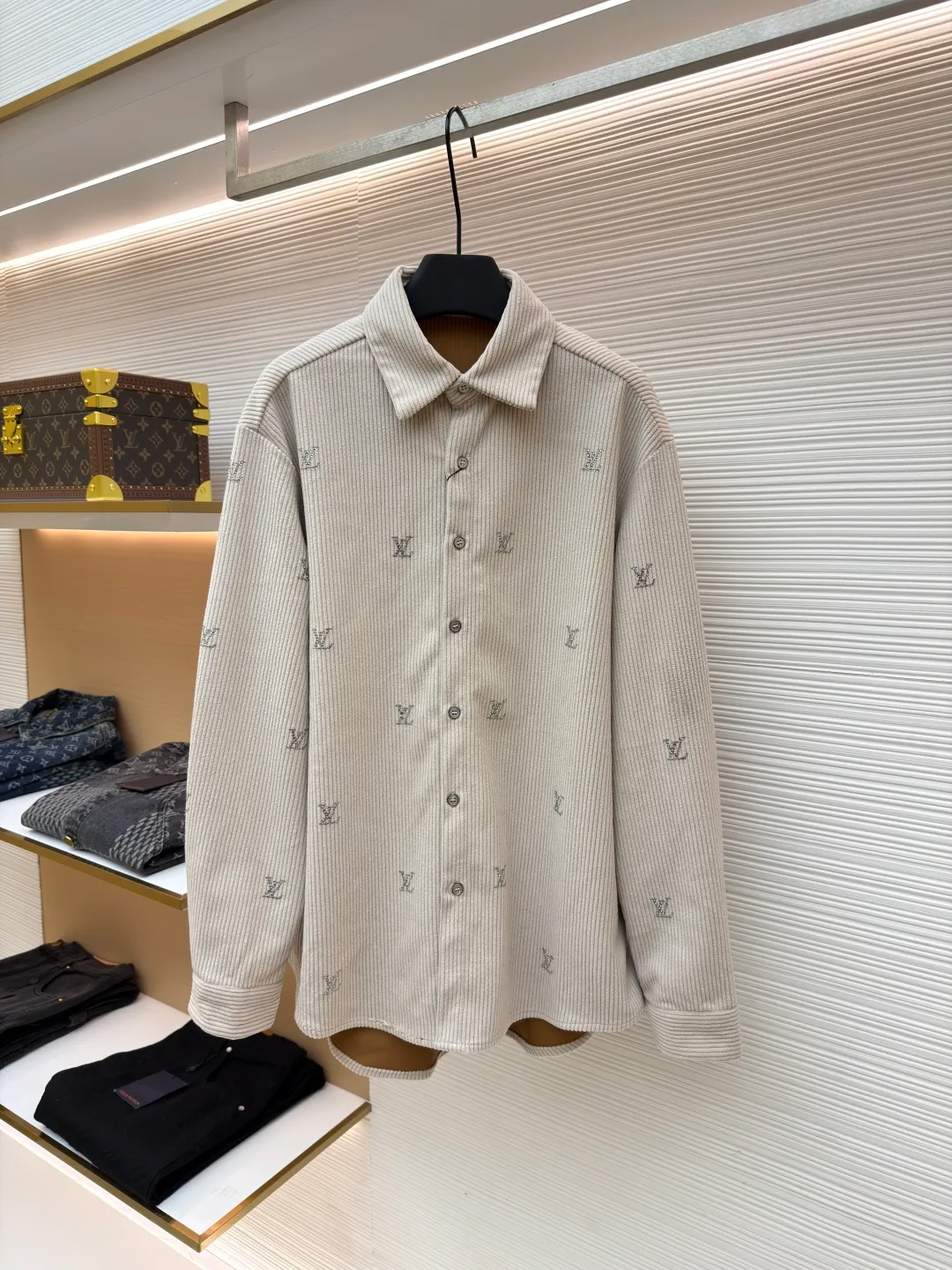 LOUIS VUITTON color corduroy hot-drilled shirt ●Original version: purchased and developed by 18158 ●Item number: 1681096-B05 ●Fabric: corduroy fabric ●Technology: hot-drilled production ●Version: fitted version ●Weight: about 605 grams ●Size: S-M-L-XL ●Description: The original version was purchased and developed. The fabric is made of 260g plain weave fine corduroy, and imported cotton is custom-woven and dyed 95 cotton 5 nylon. This model uses a German machine edge and overlock sewing machine, and adopts a front snap fastening design. After the fabric density is in place, it has a full drape. The entire garment uses high-quality imported Australian diamonds, which sparkle when reflected. Each piece of artificial hot-drilling is hot-pressed twice separately to make it firmly adhere to the surface. It is extremely troublesome to open the mold for hardware accessories buttons. The overall wiring is straight and delicate, the fabric is comfortable and soft, and the color is consistent without color difference. It can be matched with the same style to create a fashionable look and control various occasions. Customized accessories, complete with three standards, same style for men and women!